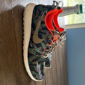 Nike roshe run camo size 10.5